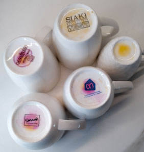 bekers getest op lood - rood/paars, bevatten geen lood