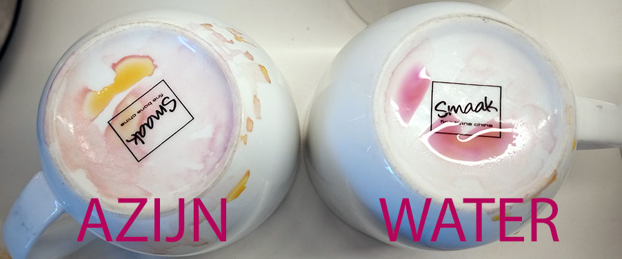 2 bekers loodtest - azijn vs water qua zichtbaarheid